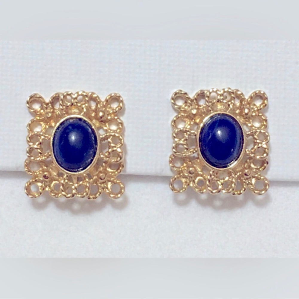 NOS Vtg 1975 VICTORIA BLUE Sarah Coventry CLIP Earrings Goldtone Lace Frame Blue